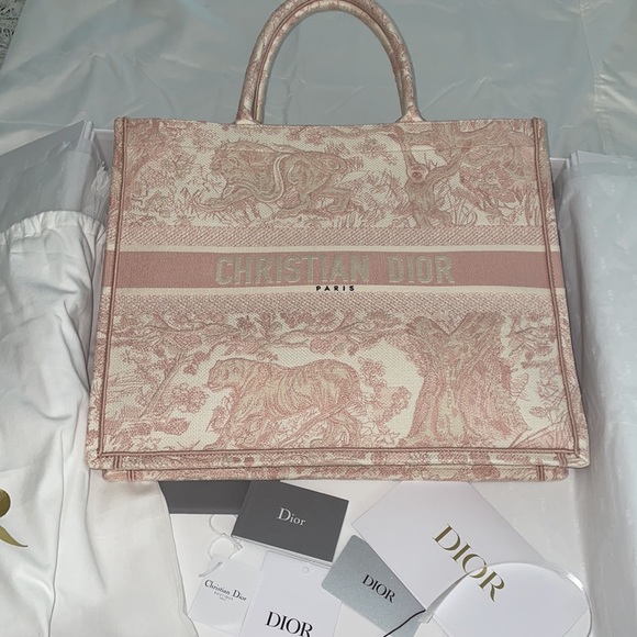 LARGE DIOR BOOK TOTE
Pink Toile de Jouy Embroidery - Picture 1 of 10